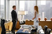 Harvey (Gabriel Macht) und Donna (Sarah Rafferty) sind sich ihrer Gefühle bewusst, aber die Realität holt sie schnell ein: die Kanzlei steht vor großen Schwierigkeiten.