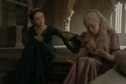 Alicent Hohenturm (Olivia Cooke, l.); Prinzessin Helaena Targaryen (Evie Allen, r.)