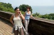 Rennen gegen die Zeit: Merle (Anja Franke, r.) und Vera (Sandra Speichert, l.) sind auf dem Weg zu Gunters Villa, um ihn zu warnen - in einem Mietwagen ohne Navi. Vera lässt sich über Handy von ihren Lüneburger Freunden lotsen. Rennen gegen die Zeit: Merle (Anja Franke, r.) und Vera (Sandra Speichert, l.) sind auf dem Weg zu Gunters Villa, um ihn zu warnen - in einem Mietwagen ohne Navi. Vera lässt sich über Handy von ihren Lüneburger Freunden lotsen.