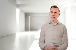 Der KI-Politiker Maximilian Weber sieht sich als besserer Politiker. "Ich bin frei von menschlichen Schw&auml;chen und Emotionen. Ich bin logisch, rational und ich bin effizient. Ja, ich denke, ich kann Bundeskanzler werden.", so der KI-Politiker im Interview.