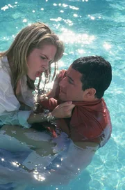 Als der 27-j&auml;hrige Billy (Adam Sandler, r.) in kurzer Zeit alle 12 Klassen in der Schule noch einmal absolvieren will, ist er so manches Mal auf die Rettung durch seine Lehrerin Veronice Vaughn (Bridgette Wilson-Sampras, l.) angewiesen ...