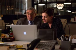 Auf der Suche nach einer neuen Aufgabe im Ruhestand, bewirbt sich Witwer Ben (Robert De Niro, l.) kurzerhand als Senioren-Praktikant bei Jules Ostins (Anne Hathaway, r.) Modewebsite und bekommt von ihr Nachhilfe in Sachen Social-Media ...