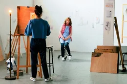 Studentin Naomie (No&eacute;e Abita, l.) &uuml;berredet Maria (Karin Viard), f&uuml;r sie Modell zu sitzen.