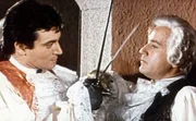 Marquis de la Tour (Alberto de Mendoza, r.) gibt sich als Sohn des Herzogs de Froissard aus und will deshalb den echten Sohn, n&auml;mlich Scaramouche (G&eacute;rard Barray), t&ouml;ten.