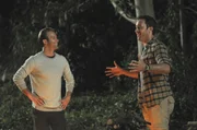 Während Steve (Alex O'Loughlin, r.) und seine Kollegen an einem neuen Fall arbeiten, versucht Catherine (Michelle Borth, l.) über einen Beamten des Zeugenschutzprogramms den Aufenthalt seiner Mutter herauszubekommen ...