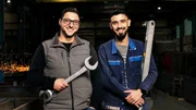 Passt, wackelt und hat Luft - III. Staffel: Sie sind Azubis und sie lieben ihren Job. Was wird sie diesmal auf den Baustellen erwarten? Oft wachsen die Auszubildenden über sich hinaus, manchmal geht auch alles schief. Mohammad (r, 21 J.) Metallbauer-Azubi im 4. Lehrjahr mit Sergio (32 J.), Metallbauer-Meister.
