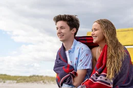 Der gemeinsame Tag am Strand mit Percy (Andrew Barth Feldman) verl&auml;uft &uuml;berraschend  harmonisch &ndash; fast vergisst Maddie (Jennifer Lawrence) den eigentlichen Zweck des Treffens.