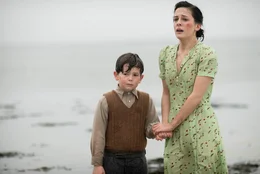 Kann Eve (Phoebe Fox, r.) den kleinen Edward (Oaklee Pendergast, l.) vor dem Einfluss der Frau in Schwarz retten oder treibt der rachs&uuml;chtige Geist sie in den Tod?; Kann Eve (Phoebe Fox, r.) den kleinen Edward (Oaklee Pendergast, l.) vor dem Einfluss der Frau in Schwarz retten oder treibt der rachs&uuml;chtige Geist sie in den Tod?