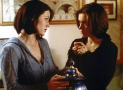 Phoebe (Alyssa Milano, r.) bittet Prue (Shannen Doherty, l.), eine alte ägyptische Urne bei der nächsten Auktion schätzen zu lassen ... Phoebe (Alyssa Milano, r.) bittet Prue (Shannen Doherty, l.), eine alte ägyptische Urne bei der nächsten Auktion schätzen zu lassen ...