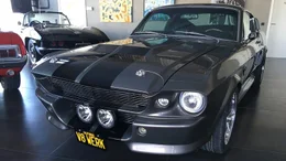 Bildunterschrift: In Pirna hat sich Christoph Herbrig mit seiner Firma V8 darauf spezialisiert, alten Ford Mustangs ein neues Leben einzuhauchen.