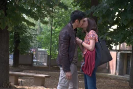 Morgan Ganes (Henry Golding, l.); Sophie (Daniela Melchior, r.)