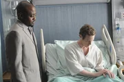 Ein Patient (Ashton Holmes, r.) hat Probleme mit seiner linken Hand. Dr. Eric Foreman (Omar Epps, l.) spricht ihm Mut zu ...