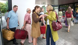 Elke (Katharina Wackernagel, 4.v.l.) unterwegs in Halle mit dem Coburger Chor.