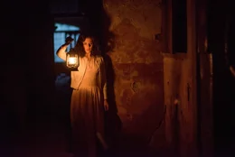 Mitten in der Marsch liegt eine Insel, mit einem seit Jahren leerstehenden Haus. Ausgerechnet hier sucht die junge Lehrerin Eve Parkins (Phoebe Fox) mit acht Kindern Zuflucht vor dem Krieg, doch in diesem Anwesen wartet ein ganz anderes Grauen auf sie ...