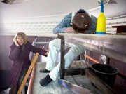 Gerald Dornhäuser (Peter Sodann) hat gegen ärztlichen Rat die Klinik verlassen; Barbara Grigoleit (Uta Schorn) alarmiert einen Krankenwagen.