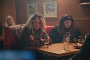 In einer Kneipe freundet sich Berit (Anders Baasmo, l.) mit einer Frau und zwei Männern an, die sich dort regelmäßig an einem Stammtisch treffen. Für Berit ist dieses Miteinander eine ganz neue Erfahrung.