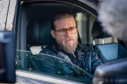 Ray (Charlie Hunnam).