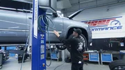 Arbeiter in einer Autofabrik Arbeiter in einer Autofabrik