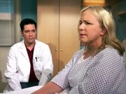 Bei der Operation von Birgit Jäger (Bettina Kupfer) konnte Dr. Philipp Brentano (Thomas Koch) tatsächlich einen Gallenstein finden und entfernen. Leider hat der Arzt dabei auch festgestellt, dass eine Wucherung Birgits Gallengang verengt - Birgit hat Krebs. Bei der Operation von Birgit Jäger (Bettina Kupfer) konnte Dr. Philipp Brentano (Thomas Koch) tatsächlich einen Gallenstein finden und entfernen. Leider hat der Arzt dabei auch festgestellt, dass eine Wucherung Birgits Gallengang verengt - Birgit hat Krebs.