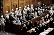Historische Aufnahme vom Nürnberger Prozess (1945-1946) gegen die Kriegsverbrecher des NS-Regimes: In der mittleren Reihe sind unter den Angeklagten Hermann Göring, Rudolf Hess und Joachim von Ribbentrop (v.l.) zu sehen.