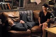 Im Yachthafen von South Beach wird der Inhaber der Datingagentur "Symphony" John Flynn erschossen aufgefunden. Nach einem Gespräch mit Flynns Witwe Erica (Morena Baccarin, r.) ist Patrick Jane (Simon Baker, l.) davon überzeugt, dass sie die Mörderin ist. Im Yachthafen von South Beach wird der Inhaber der Datingagentur "Symphony" John Flynn erschossen aufgefunden. Nach einem Gespräch mit Flynns Witwe Erica (Morena Baccarin, r.) ist Patrick Jane (Simon Baker, l.) davon überzeugt, dass sie die Mörderin ist.