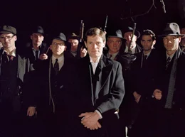 Der Gangsterboss (Willem Dafoe) l%sst einige seiner M%nner auf der Plantage Manderlay zur&cedil;ck, die seine Tochter bei ihrem "Demokratie-Projekt" unterst&cedil;tzen sollen.