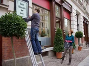 Jakob Heilmanns (Karsten Kühn) Restauranteröffnung steht kurz bevor. Doch sein Vater Roland Heilmann kann die versprochene Hilfe nicht leisten. So muss, wie so oft in letzter Zeit, Pia Heilmann (Hendrikje Fitz) einspringen und ihrem Sohn helfen. Während Pia richtig sauer auf Roland ist, hat Jakob schon geahnt, dass seinem Vater mal wieder was dazwischenkommt. Jakob Heilmanns (Karsten Kühn) Restauranteröffnung steht kurz bevor. Doch sein Vater Roland Heilmann kann die versprochene Hilfe nicht leisten. So muss, wie so oft in letzter Zeit, Pia Heilmann (Hendrikje Fitz) einspringen und ihrem Sohn helfen. Während Pia richtig sauer auf Roland ist, hat Jakob schon geahnt, dass seinem Vater mal wieder was dazwischenkommt.