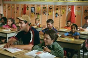 Dr&uuml;ckt wieder die Schulbank, von der ersten bis zur zw&ouml;lften Klasse, um seinem Vater zu beweisen, dass dieser die Lehrer nicht bestechen muss, damit sein Sohn die Schule schafft: Billy (Adam Sandler, l.) ...
