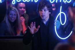 Als Magier und Mitglied der vier Reiter sorgt J. Daniel Atlas (Jesse Eisenberg, r.) immer wieder f&uuml;r Staunen - nicht nur bei den Zuschauern ...