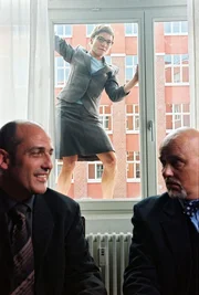 Als Kai Anna (Claudia Schmutzler, M.) in der Kanzlei aufsucht, ist das Chaos perfekt. Anna muss &uuml;ber den Fenstersims fliehen, damit der Schwindel nicht auffliegt.