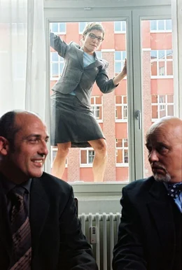 Als Kai Anna (Claudia Schmutzler, M.) in der Kanzlei aufsucht, ist das Chaos perfekt. Anna muss &uuml;ber den Fenstersims fliehen, damit der Schwindel nicht auffliegt.