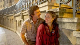 Elke (Katharina Wackernagel) und Gregor (Peter Schneider) prellen die Zeche in Prag.