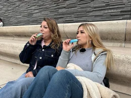 Michelle (l.) und Kimberley (r.) sind 17-j&auml;hrige Sch&uuml;lerinnen aus K&ouml;ln und rauchen seit drei Jahren Vapes.