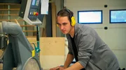 Tischler-Azubi Alex (23) arbeitet an der Säge.