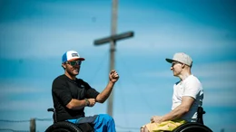 Angelino Zeller, Paraclimbing-Weltmeister 2019 in der Kategorie Men AL1 (seating), und Paraathlet Daniel Kontsch .- Dreharbeiten zu &bdquo;Die Liebe zu den Bergen &minus; 150 Jahre Alpenverein Graz&ldquo; auf dem Grazer Sch&ouml;ckl. Seit 2012 kann man barrierefrei von der Sch&ouml;cklseilbahn bis zum Gipfelkreuz gelangen, was ein uneingeschr&auml;nktes Gipfelerlebnis erm&ouml;glicht.
