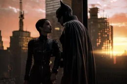 Er redet ihr ins Gewissen: Selina Kyle / Catwoman (Zo&euml; Kravitz), Bruce Wayne / Batman (Robert Pattinson).