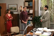 Mary (Laurie Metcalf, l.) beweist Ausdauer mit ihrem Sohn, doch dann greift sie resolut durch und schleppt Sheldon (Jim Parsons, M.) zu dessen Boss, bei dem er sich entschuldigt. Dr. Gablehauser (Mark Harelik, r.) ist von der resoluten Mutter derart angetan, dass er Sheldon sofort seinen Job zur&uuml;ckgibt, um Zeit f&uuml;r Mary zu haben ...