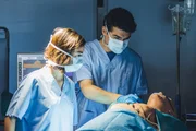 Über an der Puppe: Laura Cravedi als Dr. Martina Carelli, Giacomo Giorgio als Dr. Federico Lentini