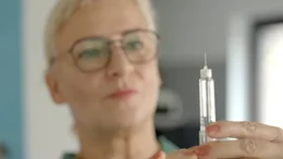 Autorin Dagmar St&ouml;ckle mit Abnehmspritze.