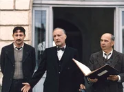 Der hartherzige Direktor Rachin (Francois Berleand, Mitte) und der ihm ergebene Cabert (Kad Merad, li.) wollen mal wieder eine ihrer Bestrafungen durchf&uuml;hren. Der neue Lehrer Clement Mathieu (Gerard Jugnot) soll einen Schuldigen aus dem Klassenbuch ausw&auml;hlen, was ihm aber gar nicht behagt.