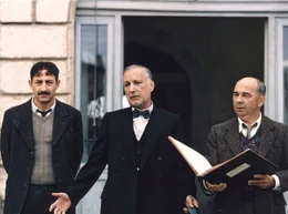 Der hartherzige Direktor Rachin (Francois Berleand, Mitte) und der ihm ergebene Cabert (Kad Merad, li.) wollen mal wieder eine ihrer Bestrafungen durchf&uuml;hren. Der neue Lehrer Clement Mathieu (Gerard Jugnot) soll einen Schuldigen aus dem Klassenbuch ausw&auml;hlen, was ihm aber gar nicht behagt.