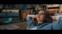 Meeri (Leni Deschner) tr&auml;umt von der Liebe.