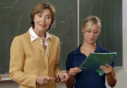Lehrerin Petra Winter (Thekla Carola Wied, links) hat ihrer Sch&uuml;lerin Jasmin (Sina Tkotsch) beigebracht, wie man einen gef&uuml;hlvollen Aufsatz schreibt.