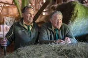 Hubert (Christian Tramitz, links) und Girwidz (Michael Brandner, rechts) liegen im Heustadel auf der Lauer und machen eine &auml;u&szlig;erst interessante Entdeckung.