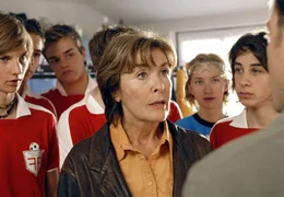 Schuldirektor Achenbach (Steffen Schroeder, re.) bittet die als Trainerin suspendierte Lehrerin Petra Winter (Thekla Carola Wied), dass sie ihre Mannschaft dazu bringt, trotz angek&uuml;ndigtem Spielboykott doch noch aufzulaufen.