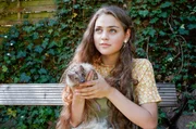 Luisa Mertens (Lilly Wiedemann) mit Ringo, dem geretteten Igel. Luisa Mertens (Lilly Wiedemann) mit Ringo, dem geretteten Igel.