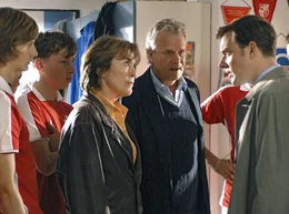 Schuldirektor Achenbach (Steffen Schroeder, re.) beschw&ouml;rt Hausmeister Christian Brenner (Peter Sattmann) und Lehrerin Petra Winter (Thekla Carola Wied), dass sie die Fu&szlig;baller &uuml;berreden, trotz angek&uuml;ndigtem Spielboykott doch noch aufzulaufen.