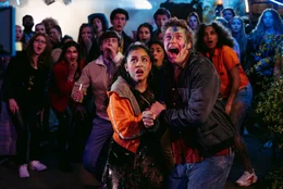L-R: Klara (Samirah Breuer), Baumi (Andreas Helgi Schmid)