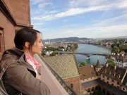 Kerstin Gallmeyer auf einem Turm des Basler Münsters.