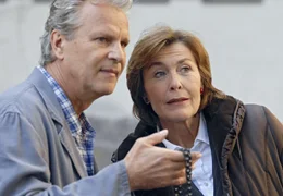 Lehrerin Petra Winter (Thekla Carola Wied) und Hausmeister Christian Brenner (Peter Sattmann) ziehen endlich an einem Strang.